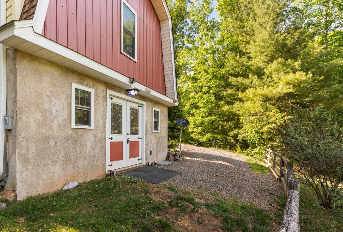 House for rent at 11 Whistle Ridge Rd, Candler, NC 28715
