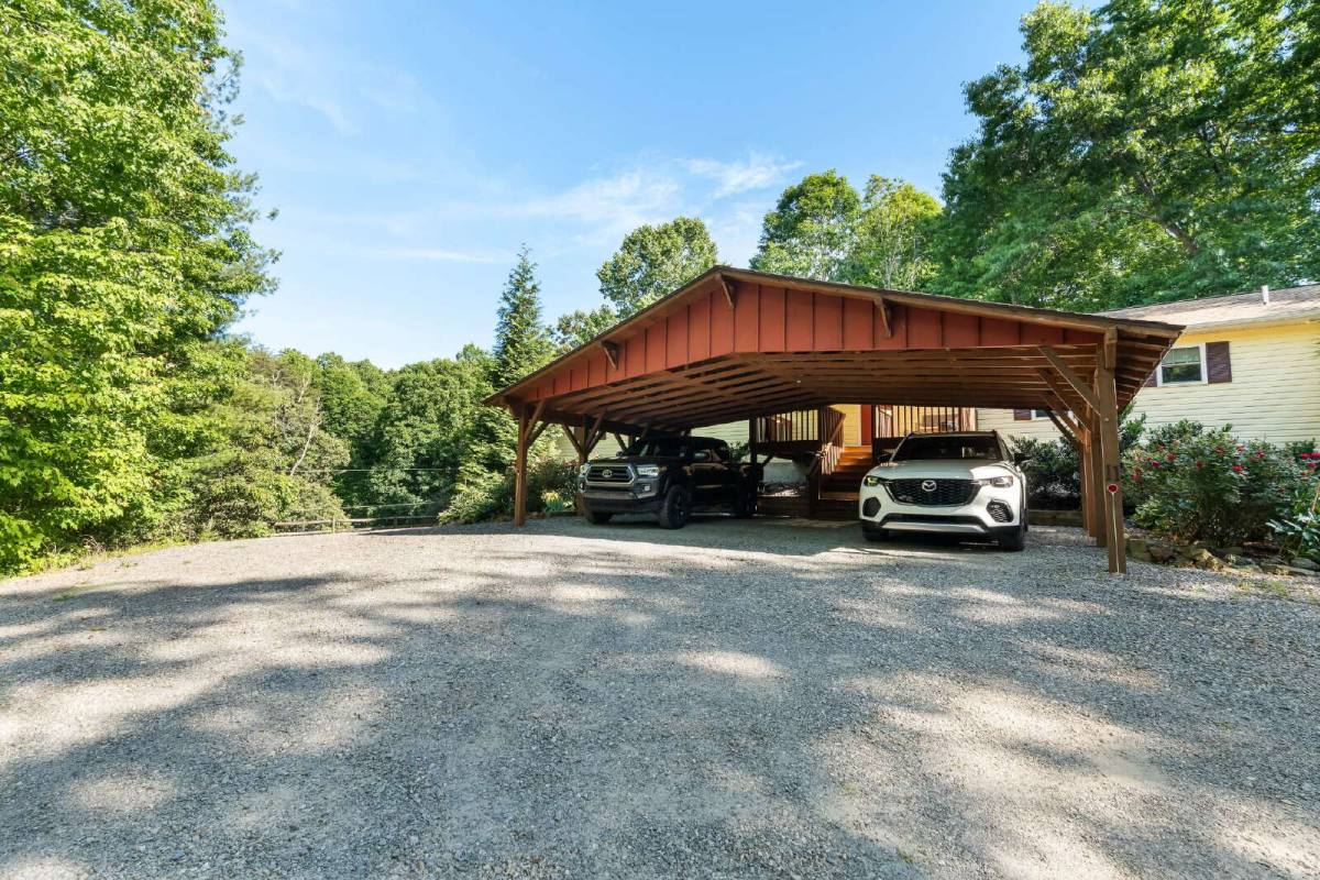 House for rent at 11 Whistle Ridge Rd, Candler, NC 28715