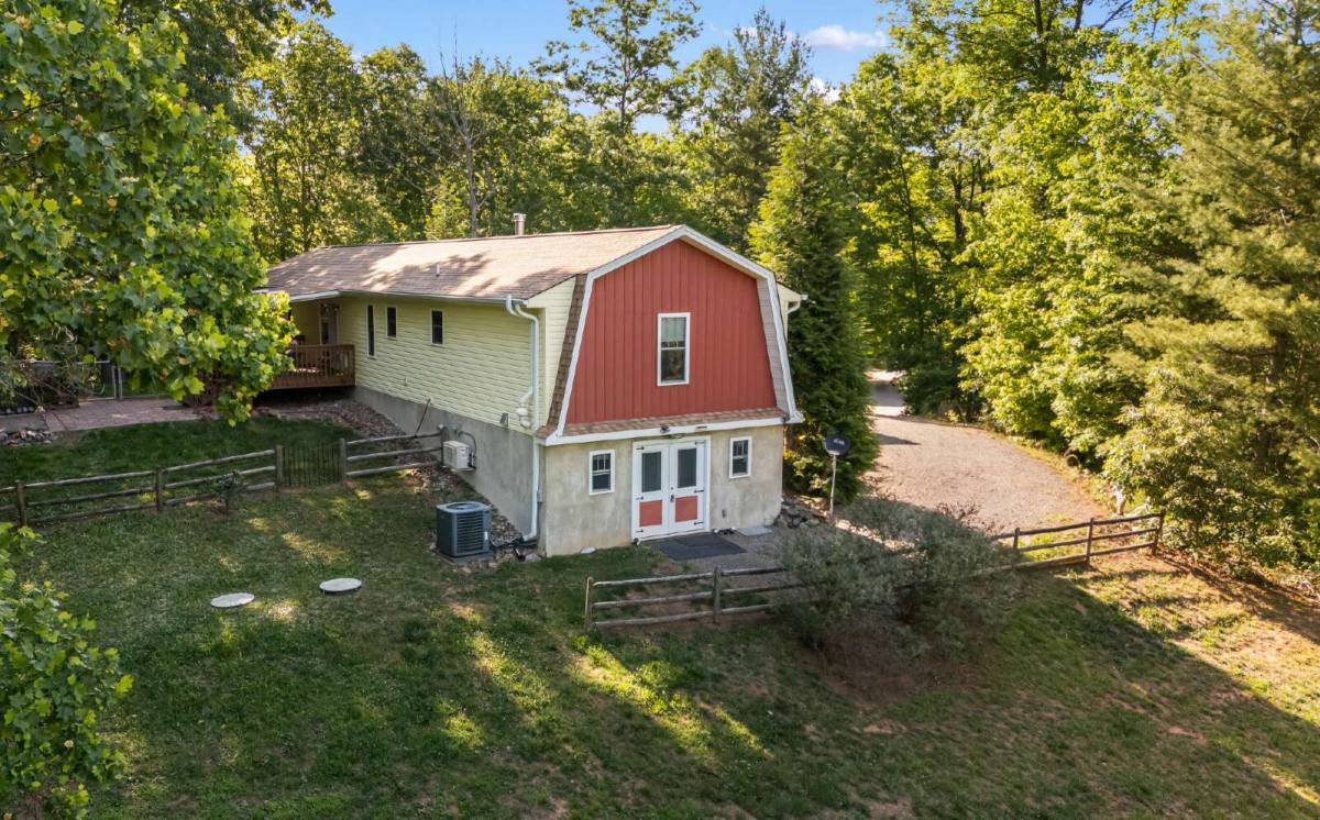 House for rent at 11 Whistle Ridge Rd, Candler, NC 28715