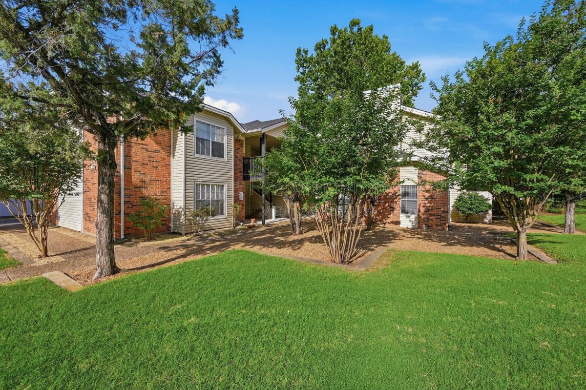 Apartment for rent at 914 W Washington St #F, Sherman, TX 75092
