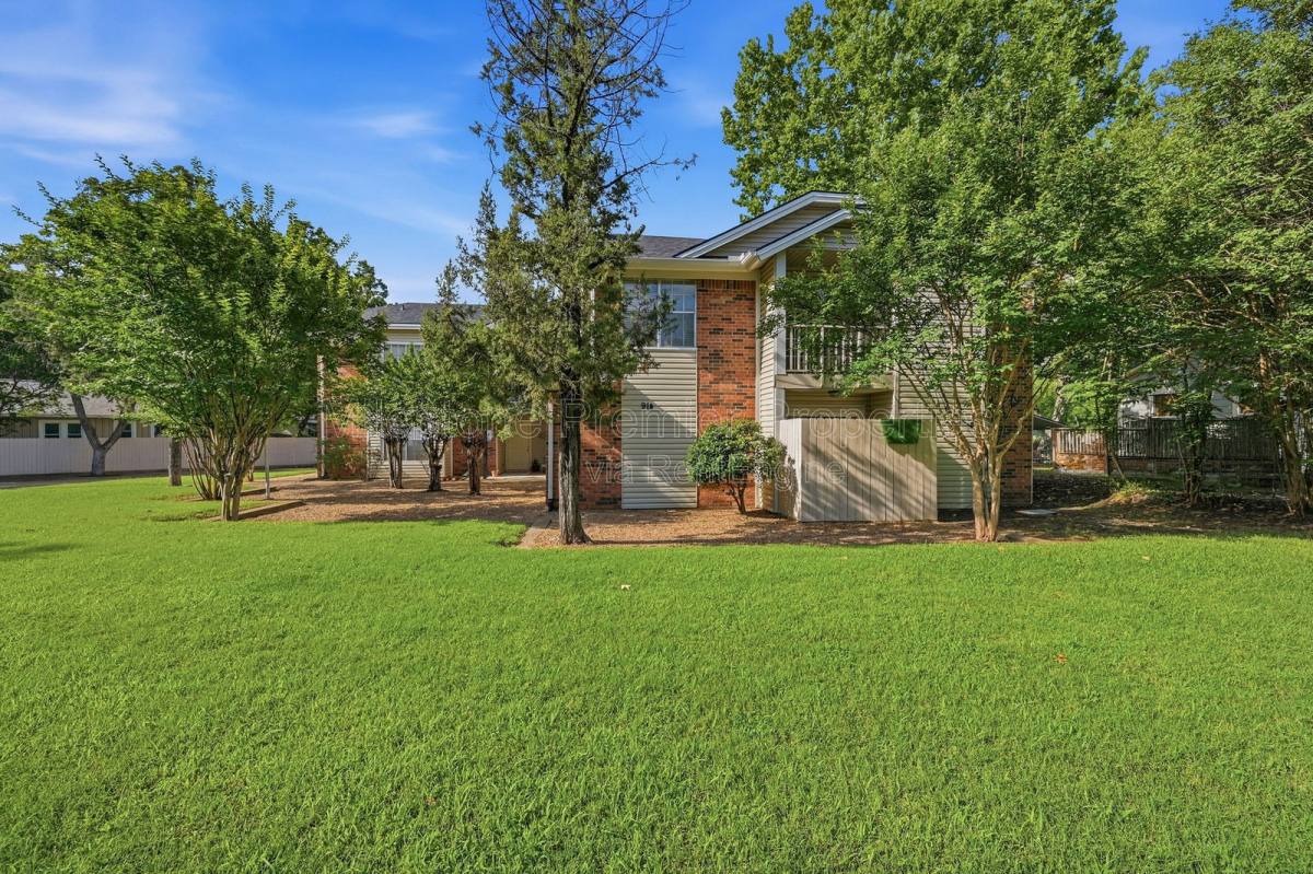Apartment for rent at 914 W Washington St #F, Sherman, TX 75092