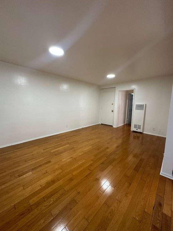 Apartment for rent at 1737 N Sycamore Ave #211, Los Angeles, CA 90028