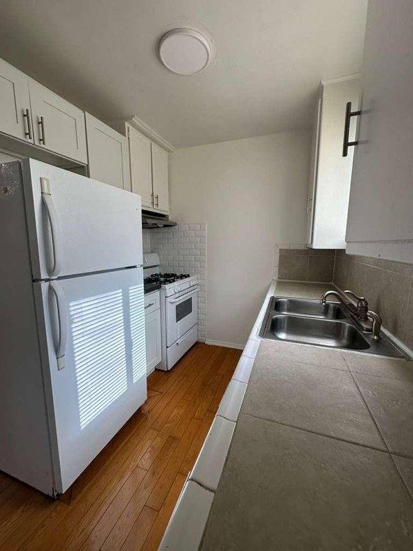 Apartment for rent at 1737 N Sycamore Ave #211, Los Angeles, CA 90028