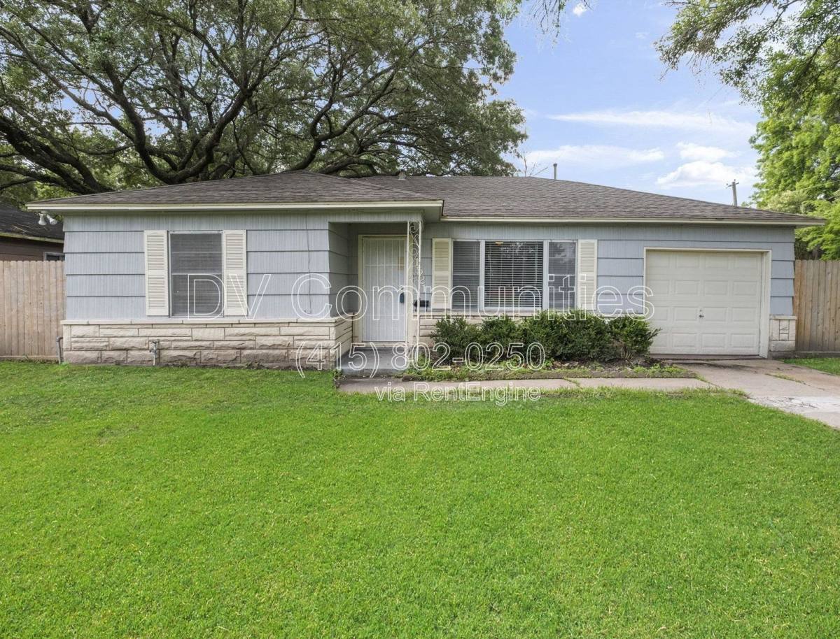 House for rent at 1521 W Blum St, Alvin, TX 77511