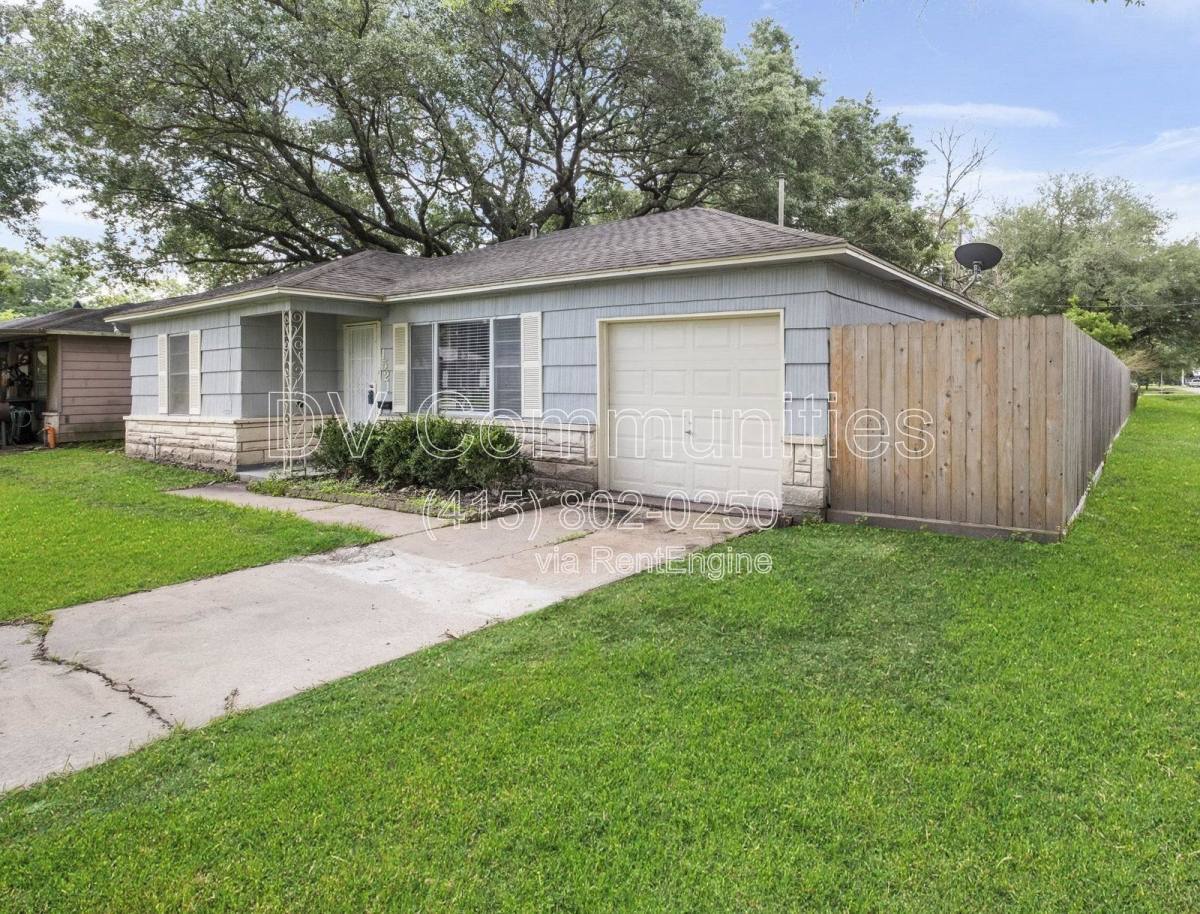 House for rent at 1521 W Blum St, Alvin, TX 77511