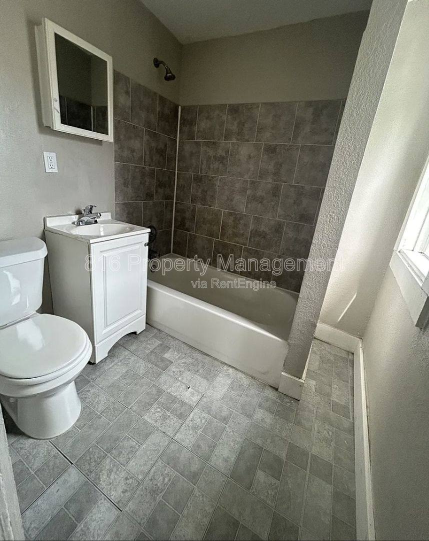 Apartment for rent at 2702 Peery Ave #2E, Kansas City, MO 64127