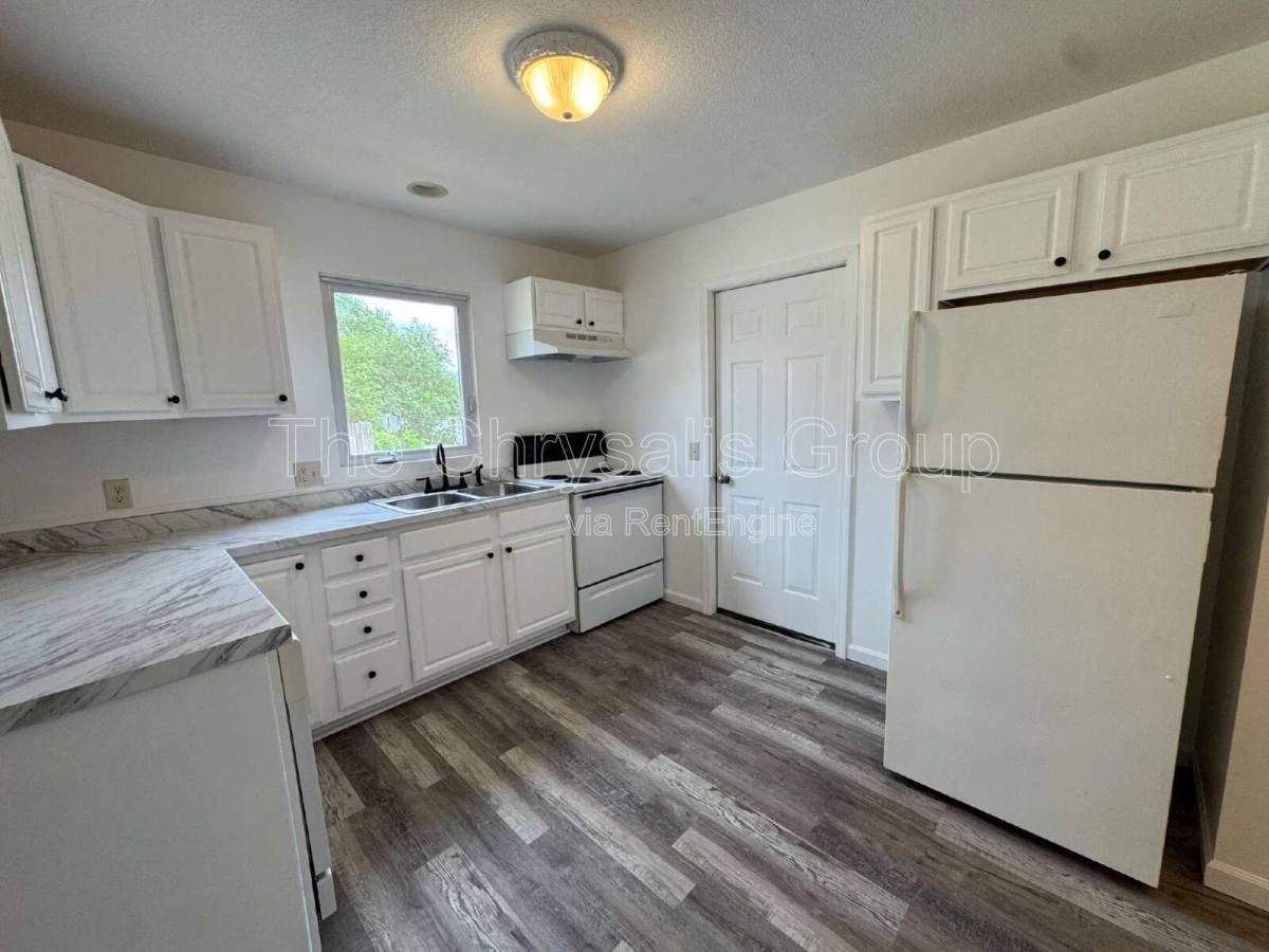 Apartment for rent at 1400 4th St, Peru, IL 61354