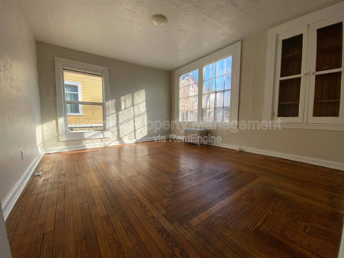 Apartment for rent at 417 Oak St #1, Kalamazoo, MI 49007
