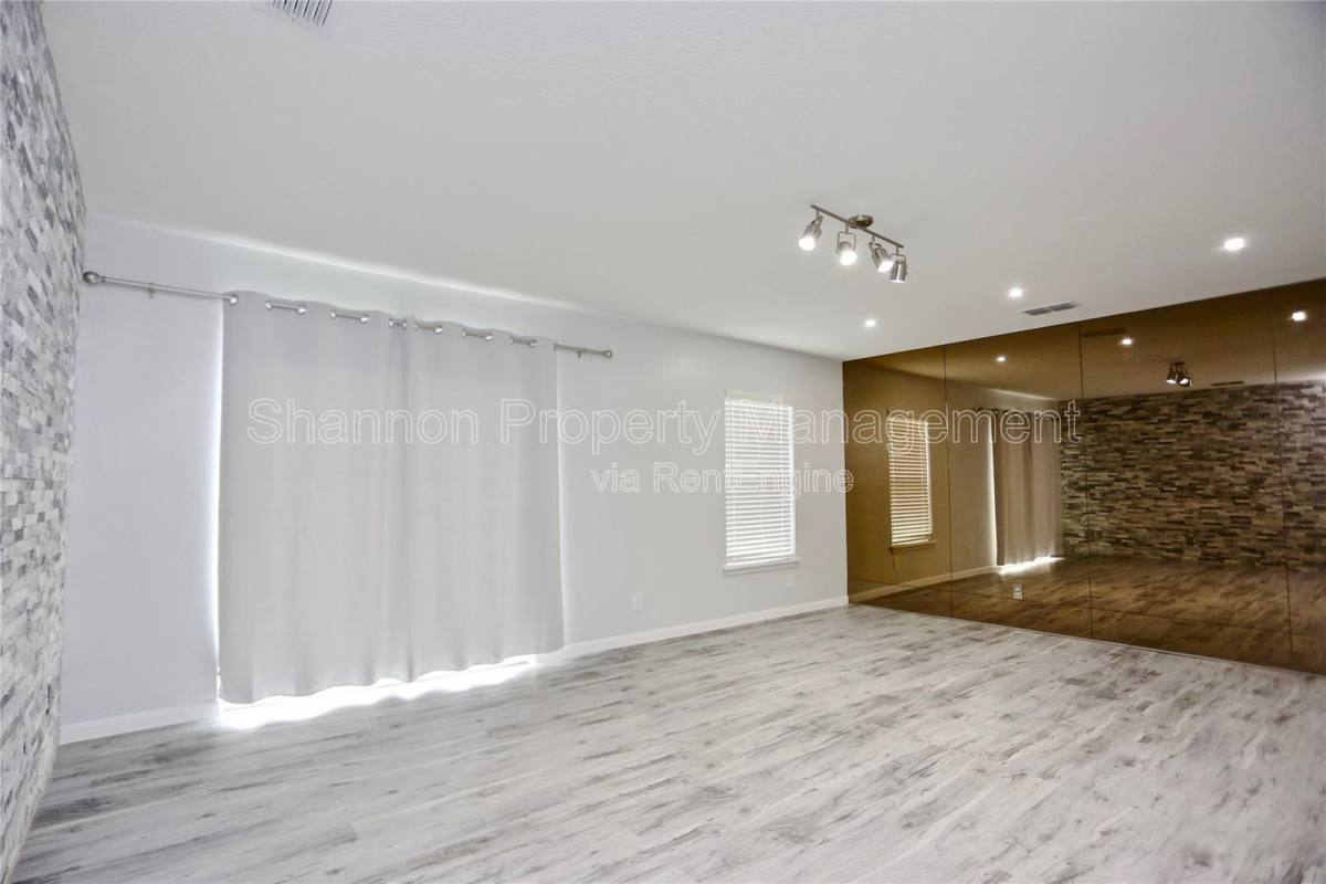 Condo for rent at 2824 Briarhurst Dr #16, Houston, TX 77057