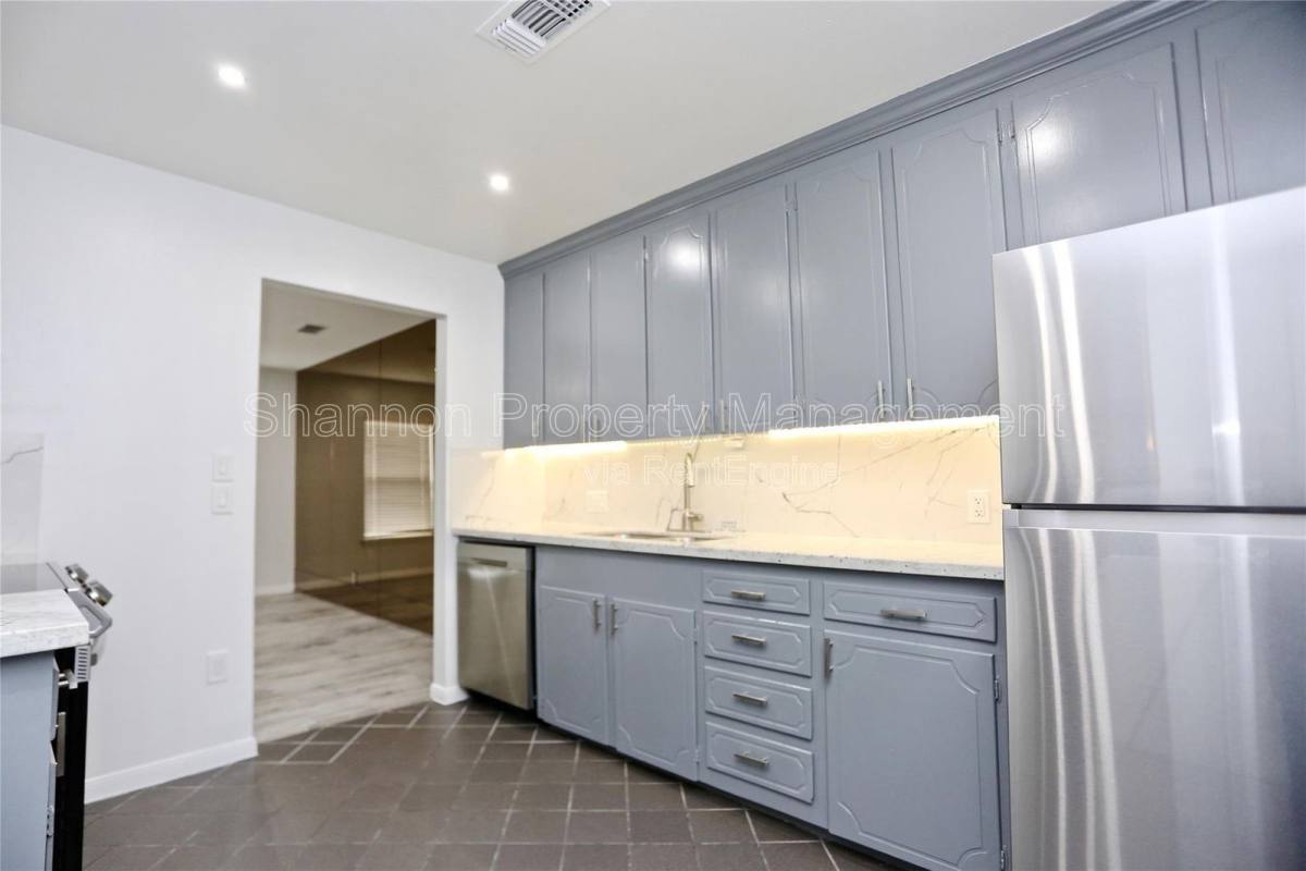 Condo for rent at 2824 Briarhurst Dr #16, Houston, TX 77057