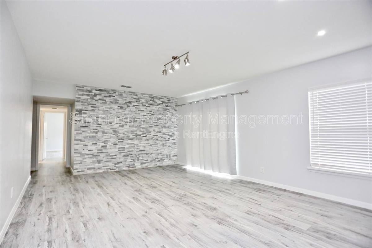 Condo for rent at 2824 Briarhurst Dr #16, Houston, TX 77057