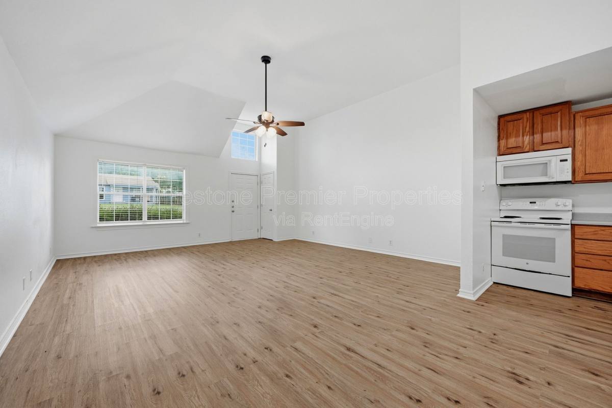 Apartment for rent at 906 W Houston St #1, Sherman, TX 75092