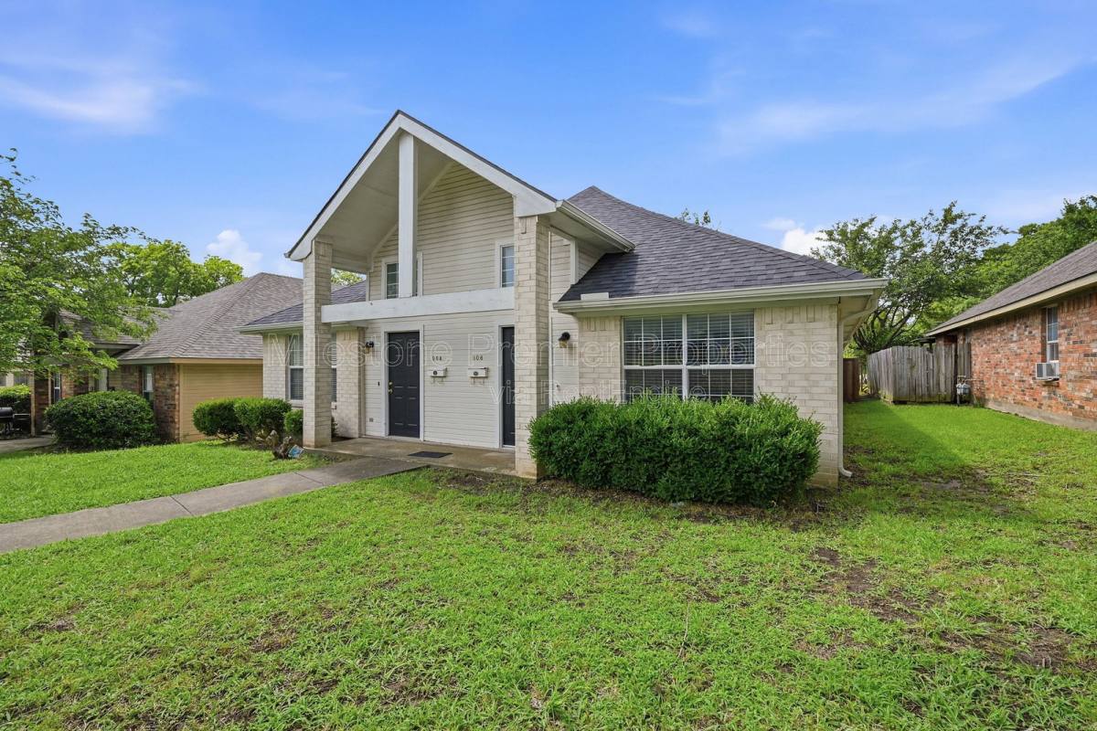 Apartment for rent at 906 W Houston St #1, Sherman, TX 75092