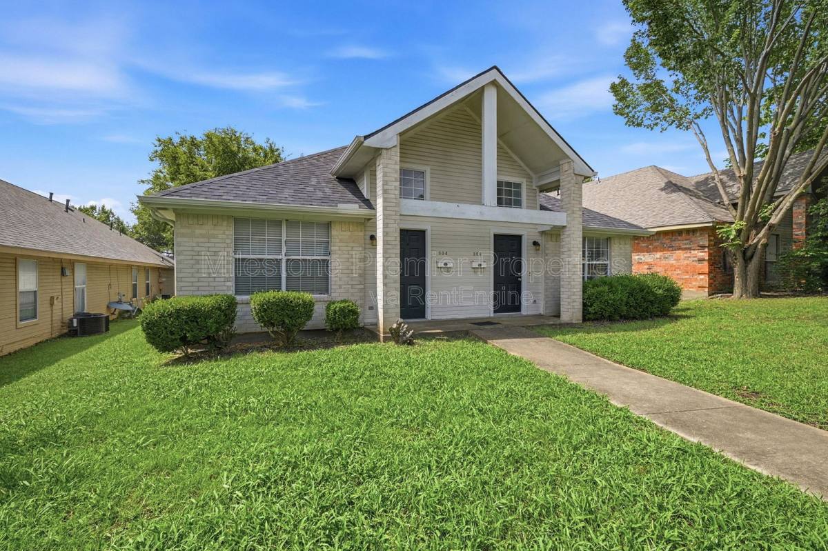 Apartment for rent at 906 W Houston St #1, Sherman, TX 75092