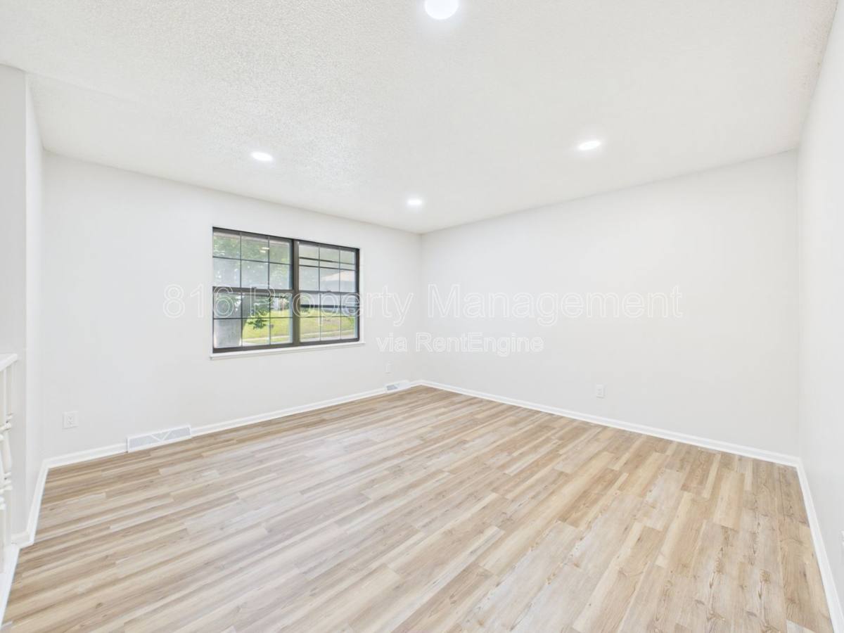 House for rent at 8622 E 108th Terrace, Kansas City, MO 64134