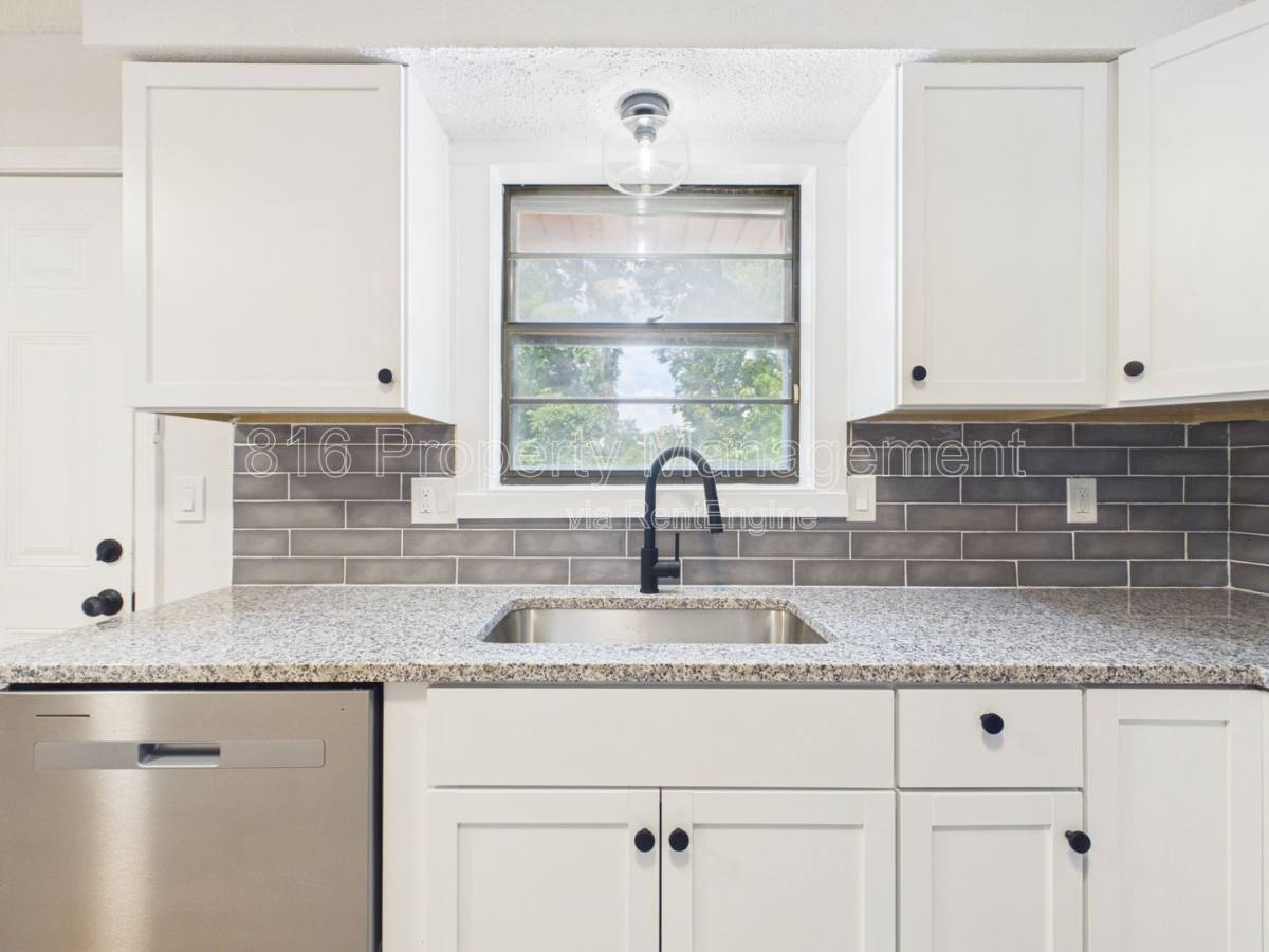 House for rent at 8622 E 108th Terrace, Kansas City, MO 64134