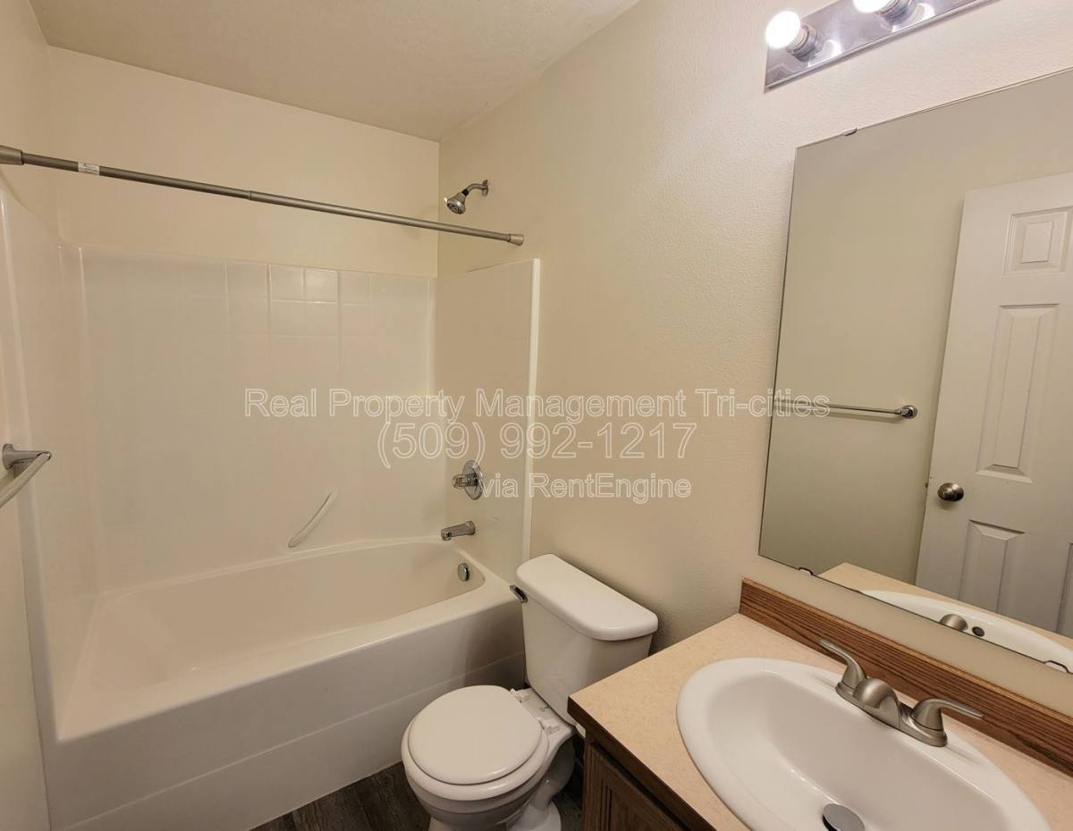 Apartment for rent at 6321 Thistledown Dr, Pasco, WA 99301
