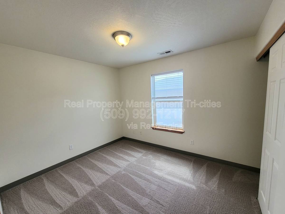 Apartment for rent at 6321 Thistledown Dr, Pasco, WA 99301