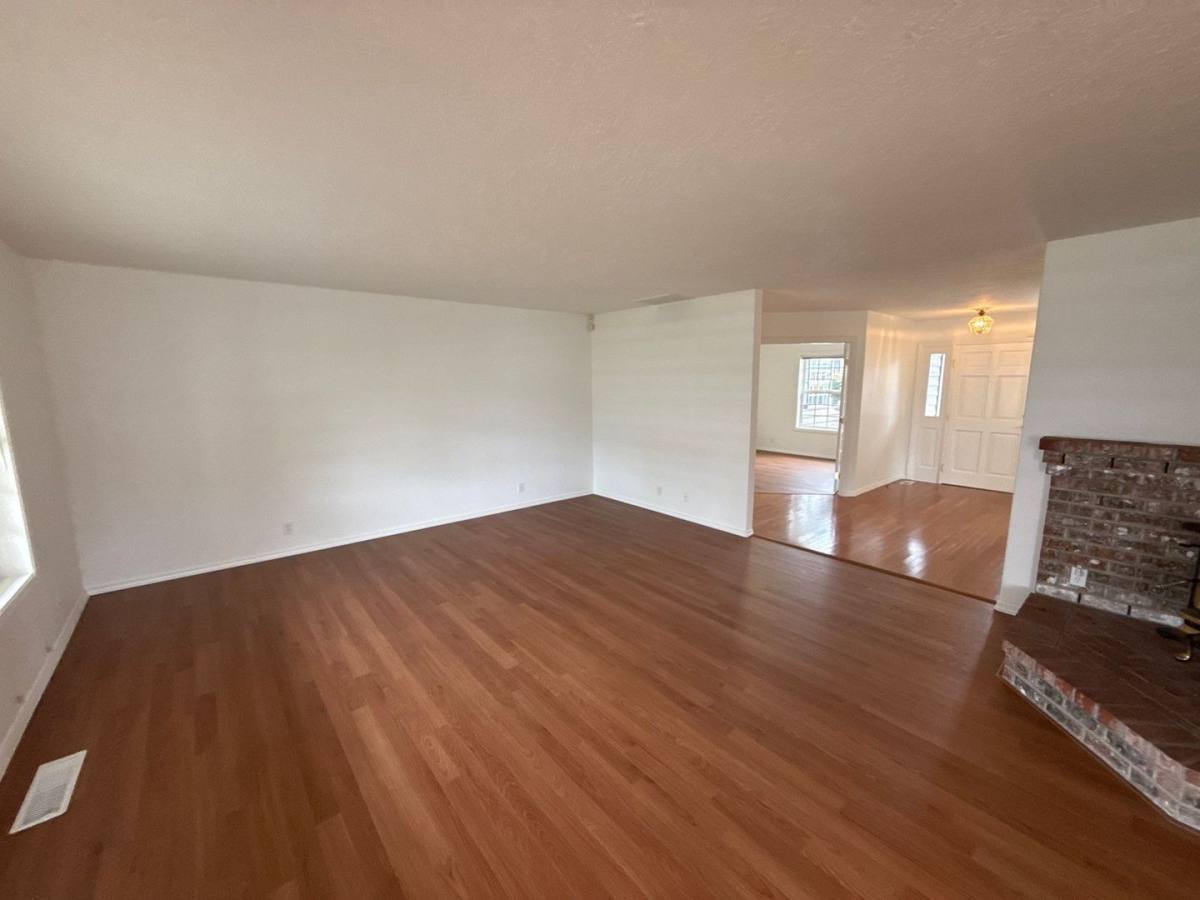 House for rent at 191 McLaughlin Dr, Woodburn, OR 97071