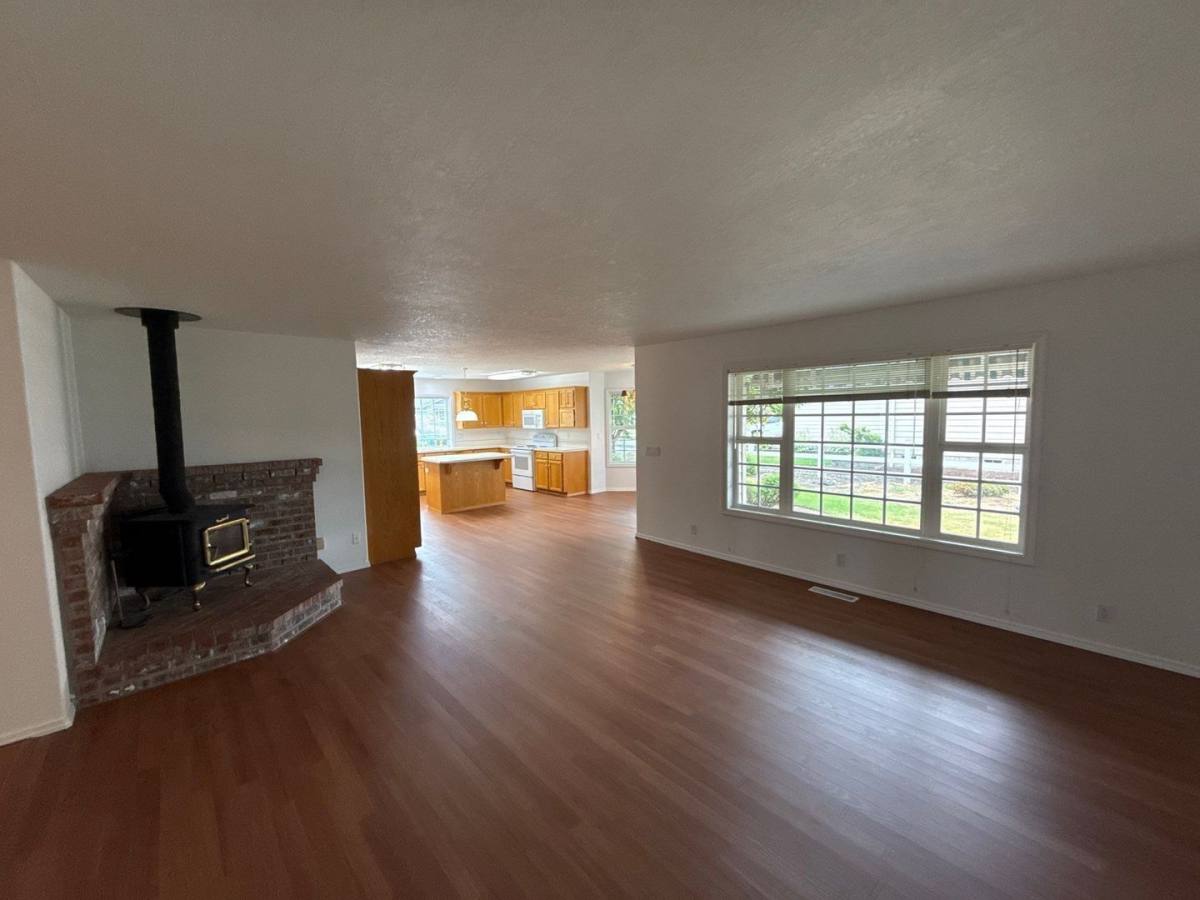 House for rent at 191 McLaughlin Dr, Woodburn, OR 97071