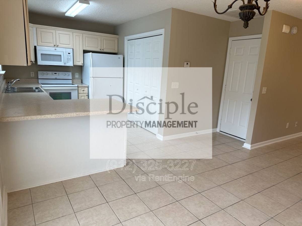 Townhouse for rent at 121 Aubrey Trail, Richmond Hill, GA 31324