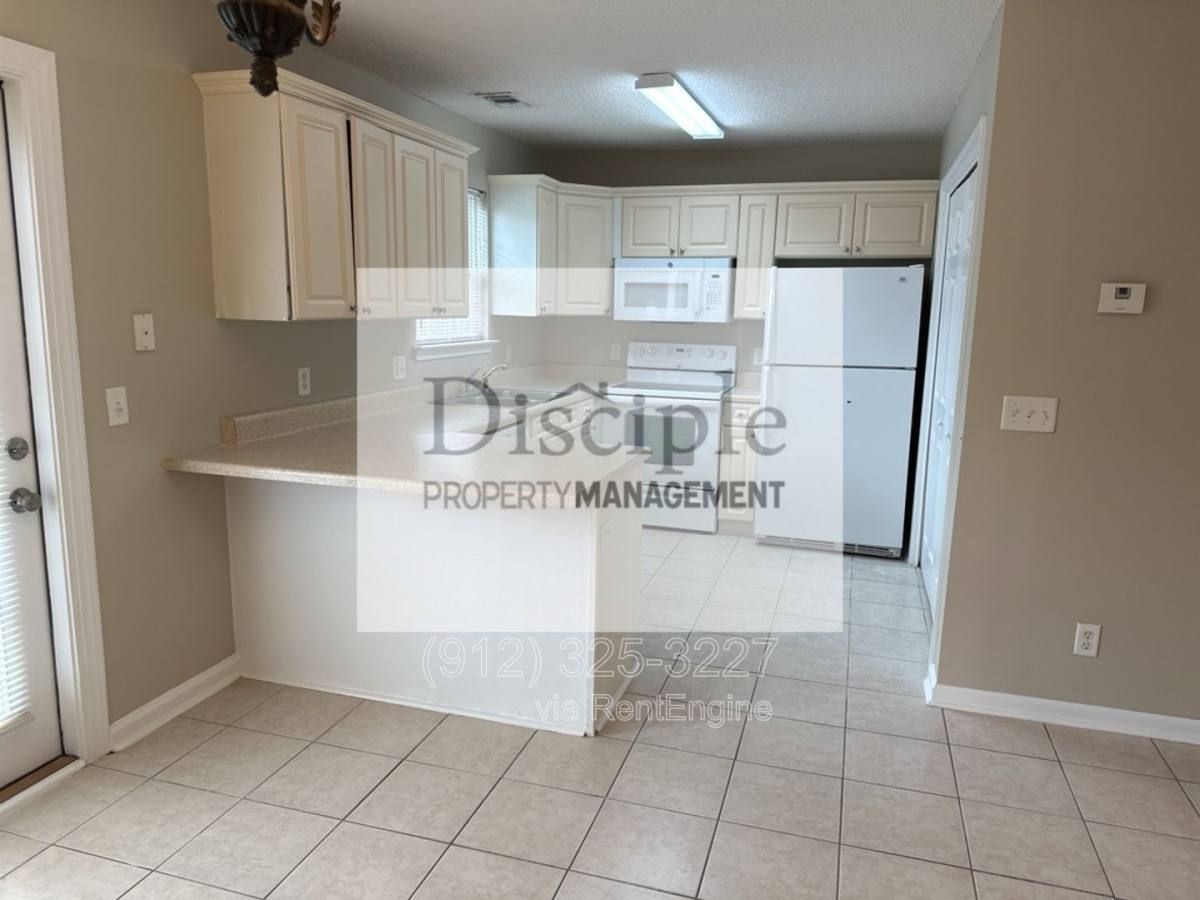 Townhouse for rent at 121 Aubrey Trail, Richmond Hill, GA 31324