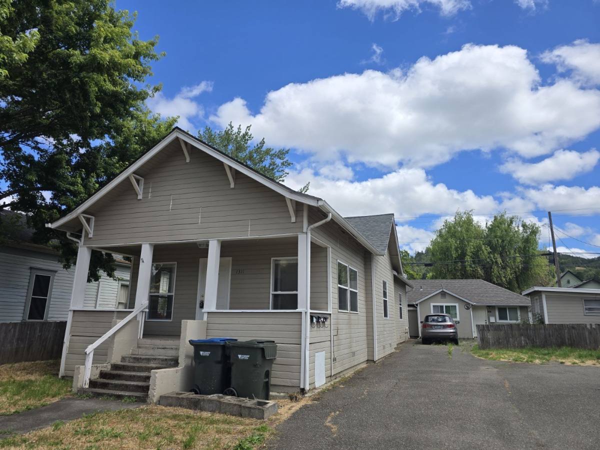 House for rent at 1311 SE Mill St, Roseburg, OR 97470