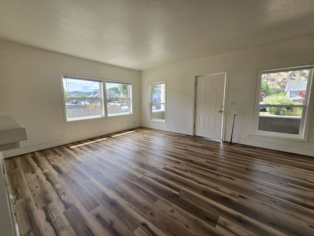 House for rent at 1311 SE Mill St, Roseburg, OR 97470