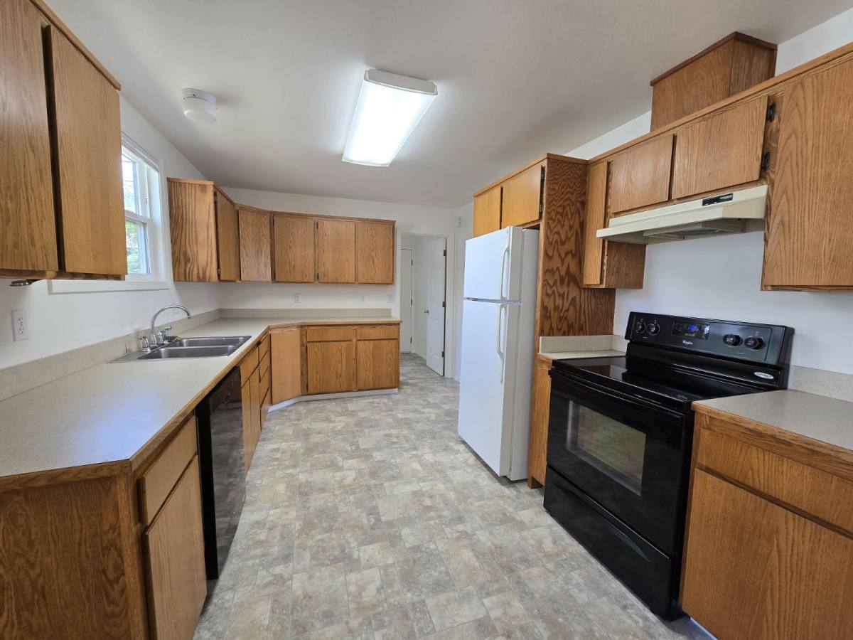 House for rent at 1311 SE Mill St, Roseburg, OR 97470