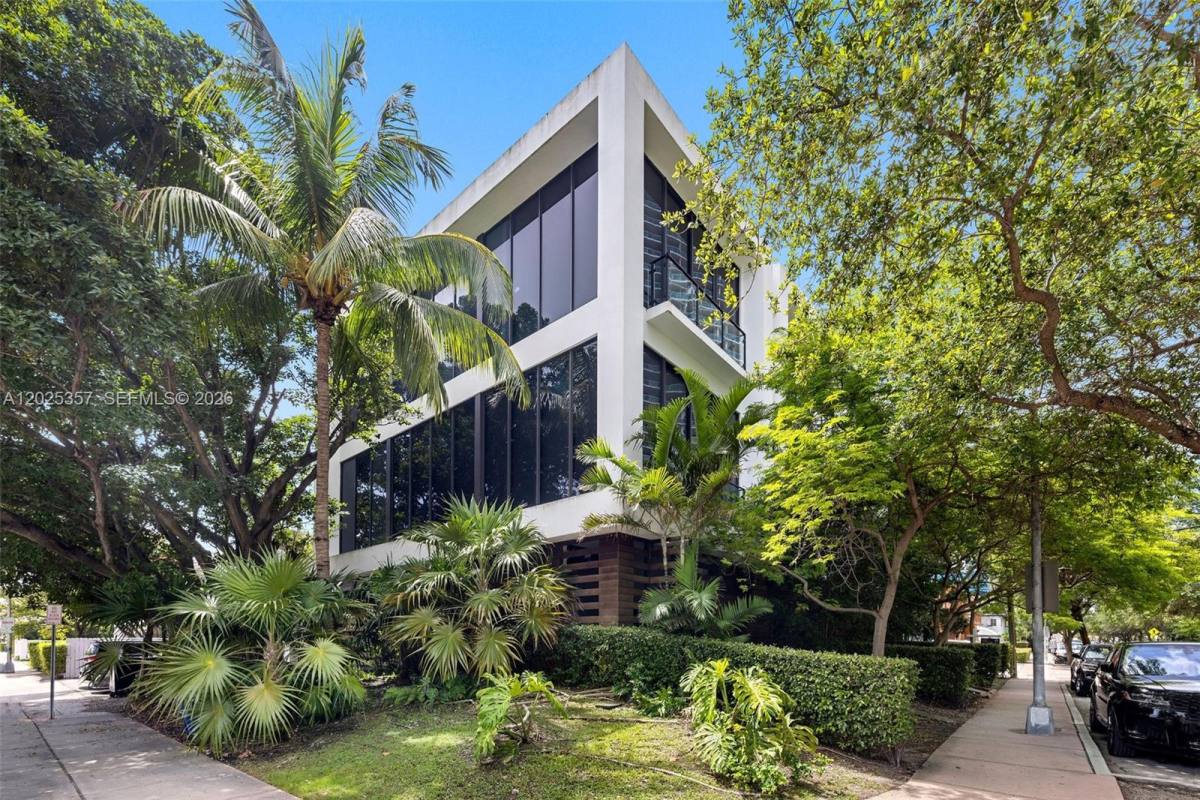 Townhouse for rent at 1525 Bay Rd, Miami Beach, FL 33139