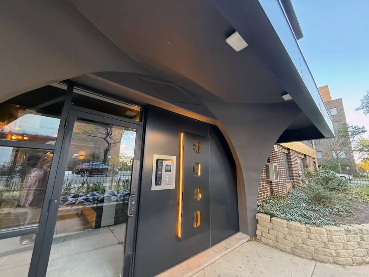Apartment for rent at 6040 N Sheridan Rd, Chicago, IL 60660