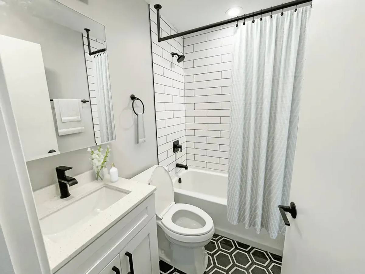 Apartment for rent at 6040 N Sheridan Rd, Chicago, IL 60660