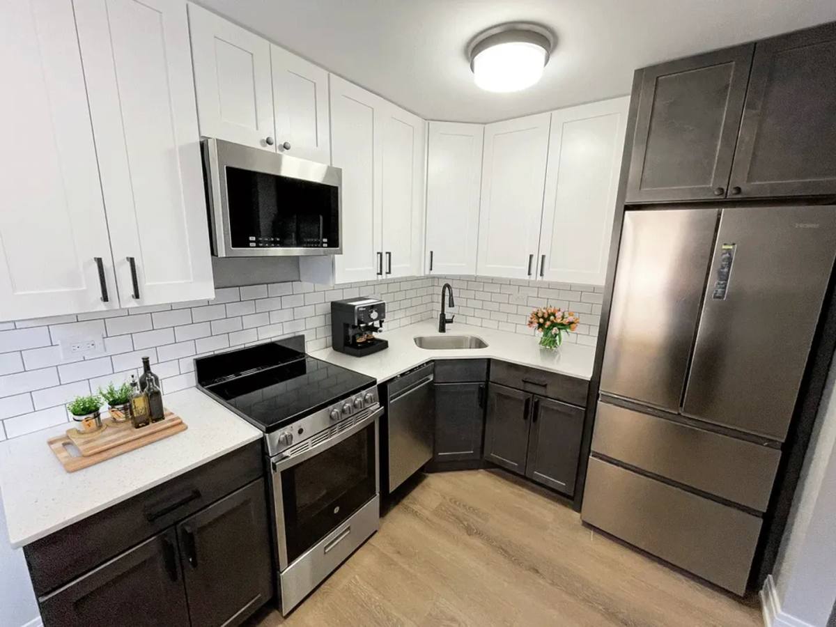Apartment for rent at 6040 N Sheridan Rd, Chicago, IL 60660