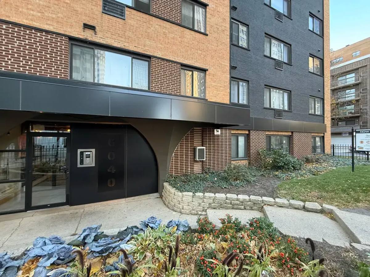 Apartment for rent at 6040 N Sheridan Rd, Chicago, IL 60660
