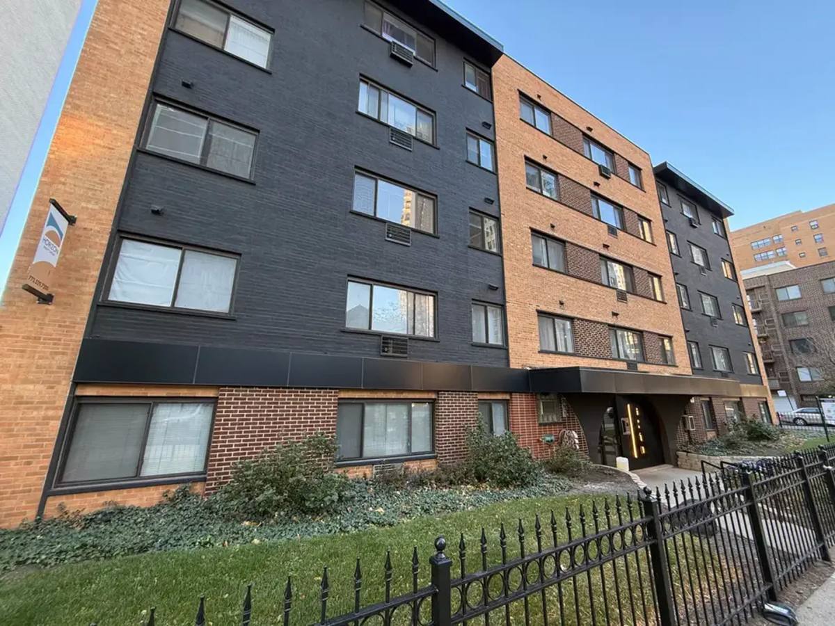 Apartment for rent at 6040 N Sheridan Rd, Chicago, IL 60660