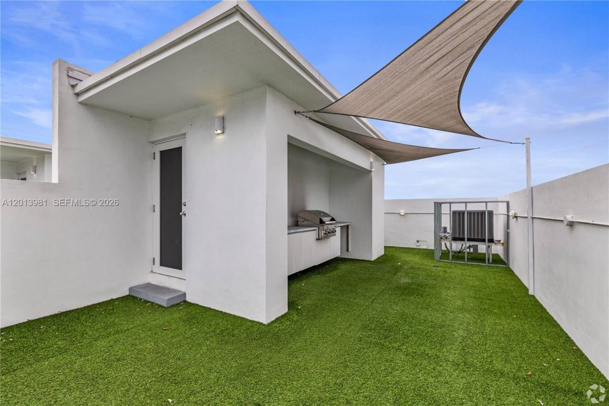 Townhouse for rent at 434 SW 10th St, Miami, FL 33130