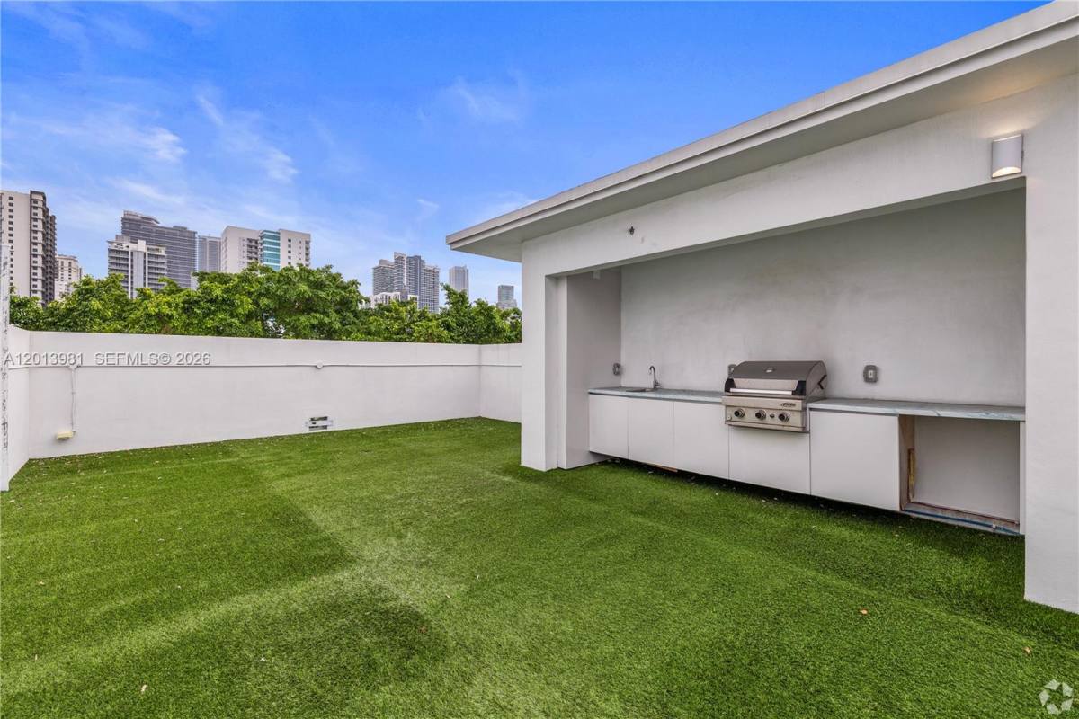 Townhouse for rent at 434 SW 10th St, Miami, FL 33130