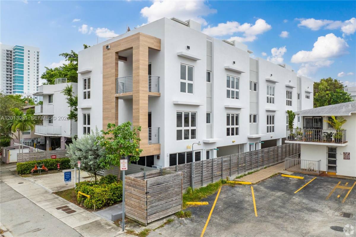 Townhouse for rent at 434 SW 10th St, Miami, FL 33130