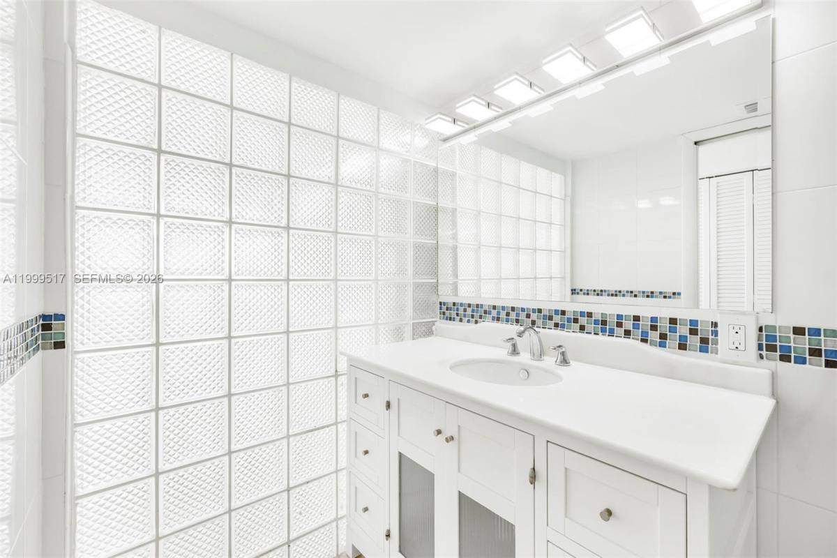 Apartment for rent at 1420 Brickell Bay Dr #14, Miami, FL 33131