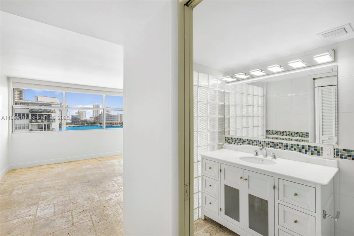 Apartment for rent at 1420 Brickell Bay Dr #14, Miami, FL 33131