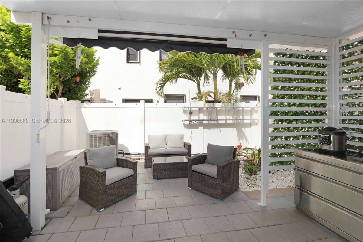 Townhouse for rent at 10628 W 33rd Way, Hialeah, FL 33018