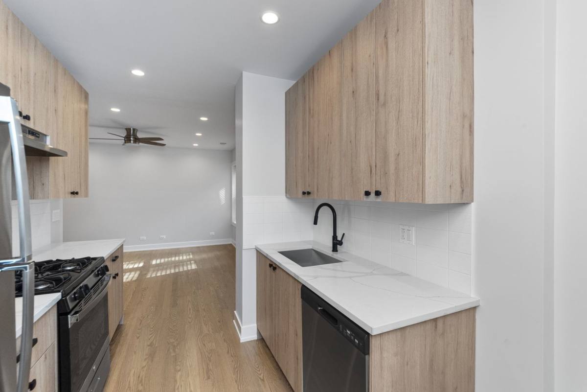 Apartment for rent at 1910 W Winnemac Ave #2, Chicago, IL 60640