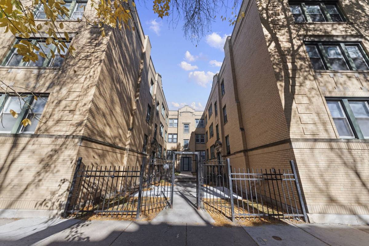 Apartment for rent at 1910 W Winnemac Ave #2, Chicago, IL 60640