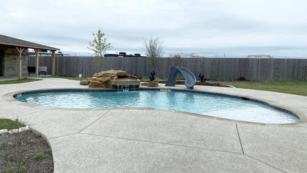 House for rent at 890 N US-Highway 183, Florence, TX 76527