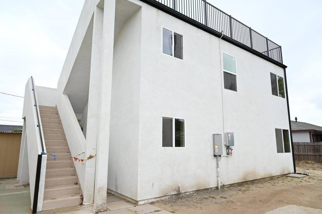 House for rent at 10701 1 2 Doty Ave, Inglewood, CA 90303