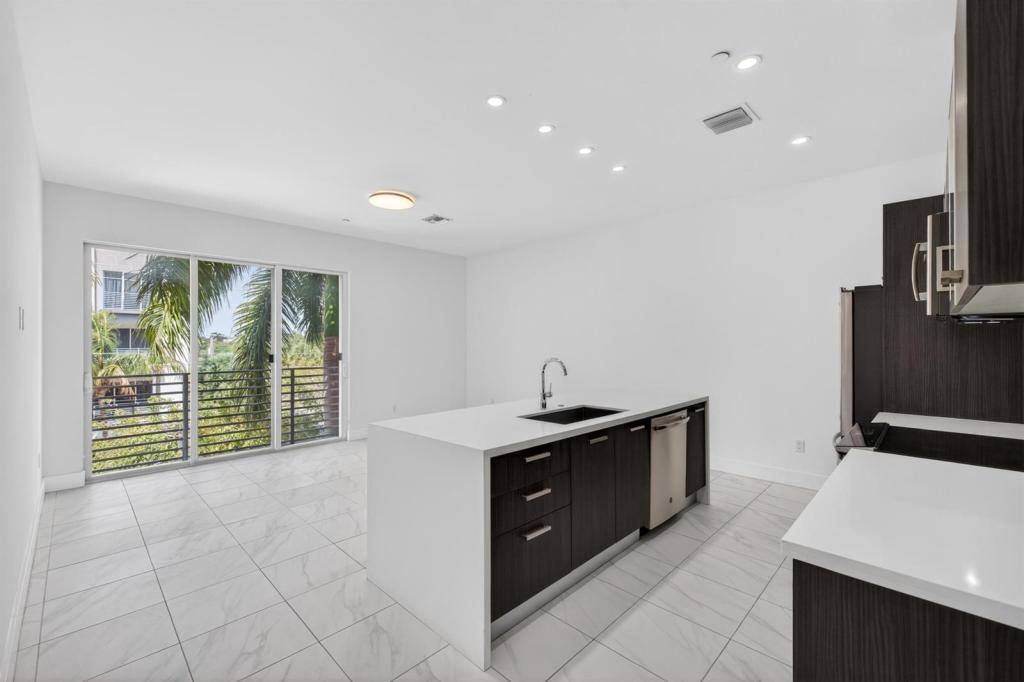 Townhouse for rent at 1044 NE 18th Ave, Fort Lauderdale, FL 33304