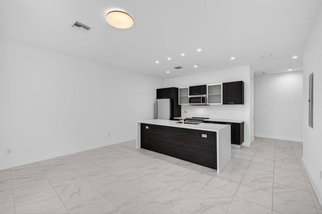 Townhouse for rent at 1044 NE 18th Ave, Fort Lauderdale, FL 33304