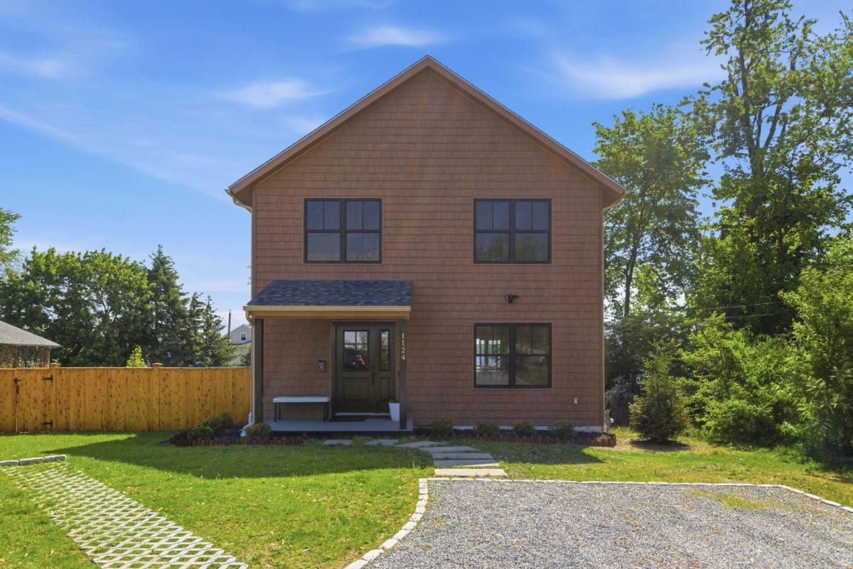House for rent at 1124 Narragansett Blvd, Providence, RI 02905
