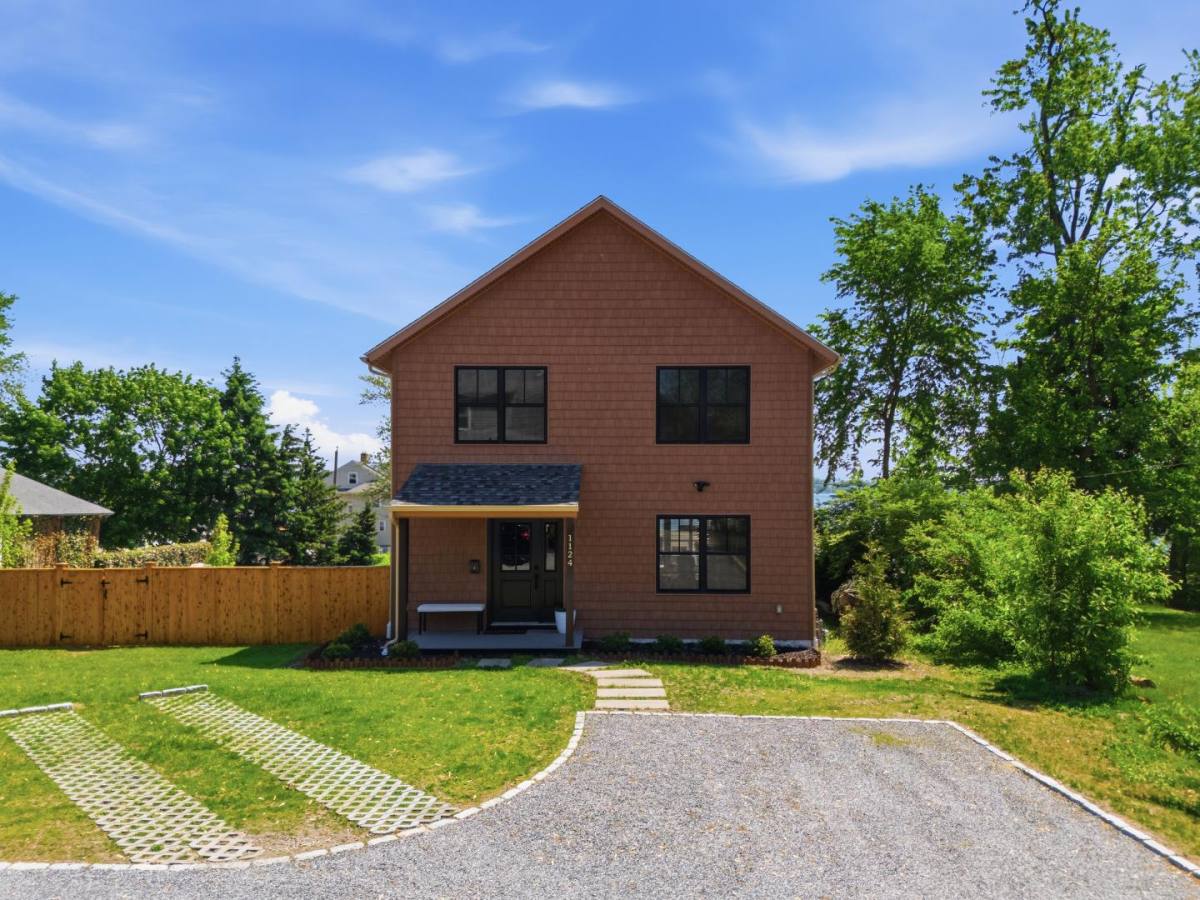 House for rent at 1124 Narragansett Blvd, Providence, RI 02905