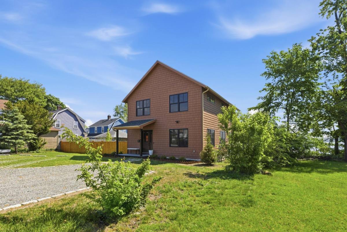 House for rent at 1124 Narragansett Blvd, Providence, RI 02905